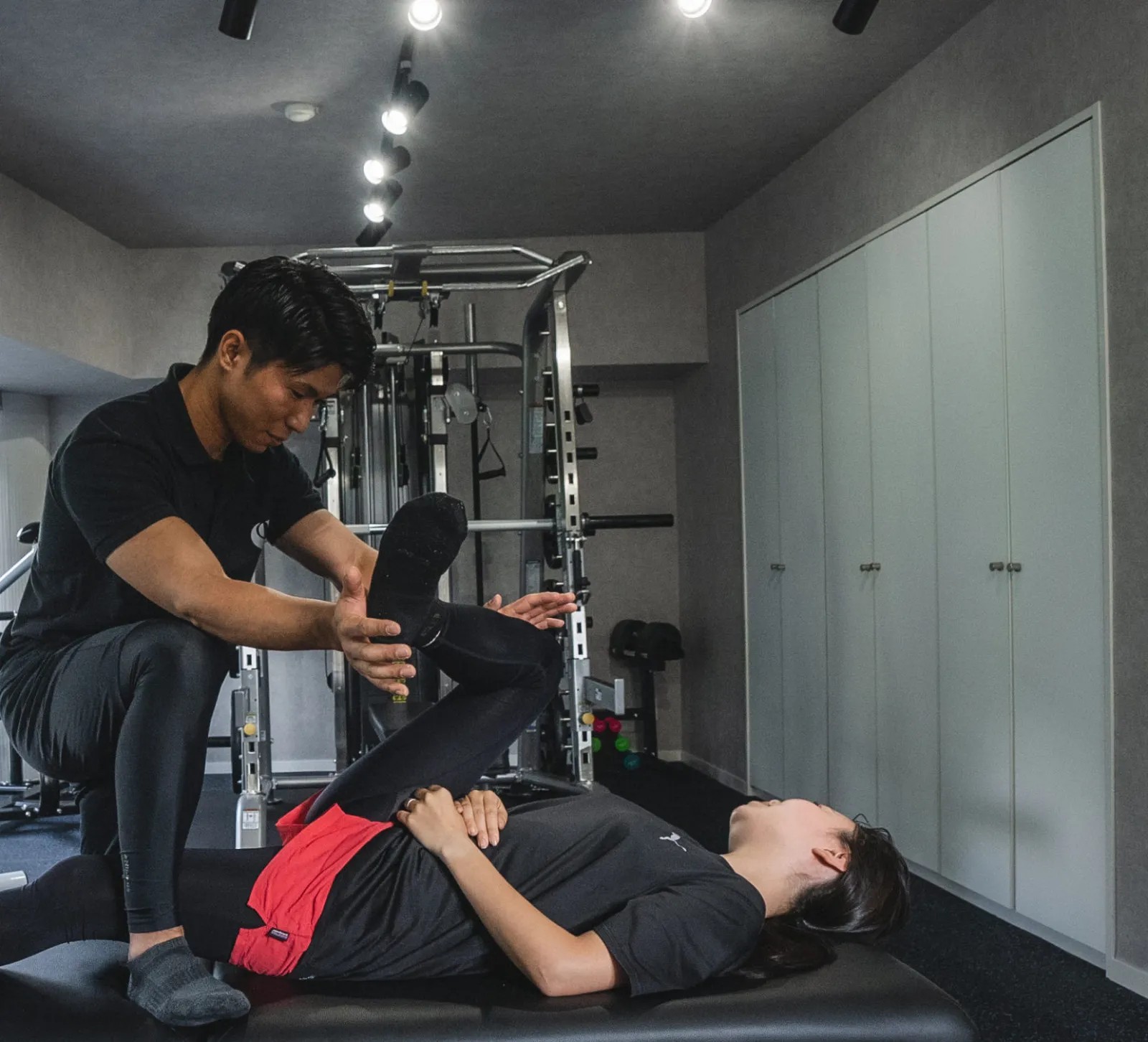 トレーナーが身体を支えながら行うパーソナルストレッチの様子